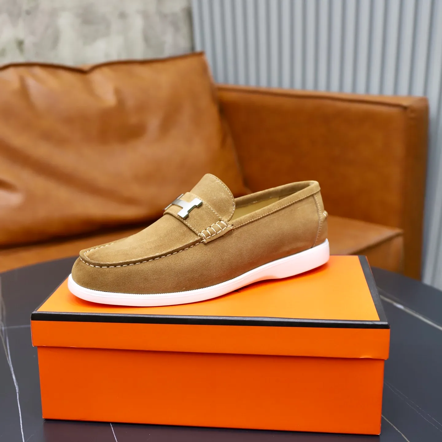 Ex-factory price: 540💰Hermès/Hermès slip-on men's shoes. This shoe is made of imported cow suede leather, with simple and smooth lines, and a 3CM rubber foam ultra-light sole combined with aerodynamic design! Youthful and fashionable, H button decoration, contrasting leather embellishment on the heel, calf lining to gently wrap your feet, with embossed logo cowhide feet, leather rock strips, casual and urban style, highlighting youthful vitality, sports and leisure version, super versatile Size number: 38-39-40-41-42-43-44 Standard leather shoe size (45 can be customized but does not support returns)